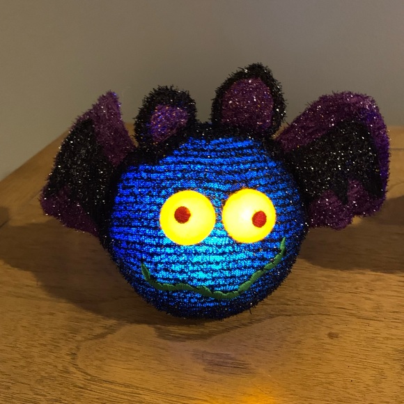 Halloween Light Up Bat, Like New, 3 AAA batteries included - Picture 3 of 14